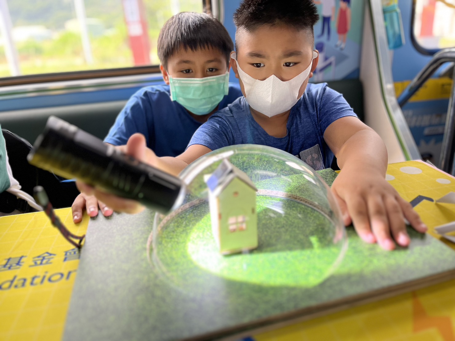 抖圈參與基礎科學主題車廂，以STEAM教學精神，設計「逐日科學家」、「太陽能工程師」以及「淨零建築師」三大能源科普課程和實驗